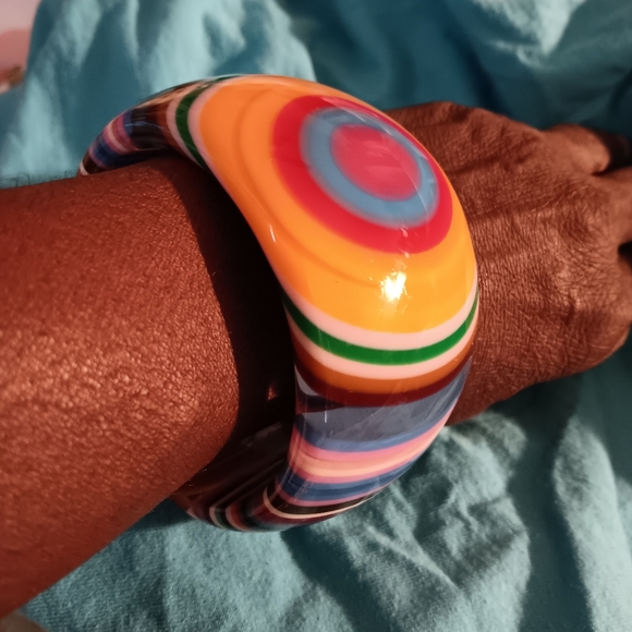 Vintage Lucite chunky bangle - Picture 2 of 5